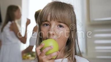 这个女孩正在<strong>吃</strong>一个大绿苹果。 特写镜头。 一个英俊的<strong>青</strong>少年正在家里厨房里<strong>吃</strong>苹果。 一幅肖像画